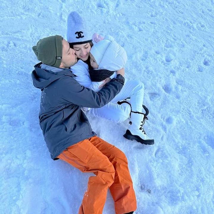 <p>Jessica Mila liburan ke Queenstown bersama sang suami, Yakup Hasibuan, dan putri kecil mereka, Kyarra Arunika Hasibuan. Pasangan ini kini tengah menikmati momen-momen hangat mereka sebagai keluarga muda. Di tengah dinginnya salju, mereka pun tampak bahagia. Bahkan, ada momen romantis saat Jessica di-<em>kiss</em> sang suami di antara salju. "Memulai hari di pegunungan, mengakhiri di tepi danau. Bersyukur untuk momen yang menyejukkan jiwa," tulis Jessica melalui unggahan Instagramnya, Senin (21/07/2025). (Foto: Instagram @jscmila)</p>