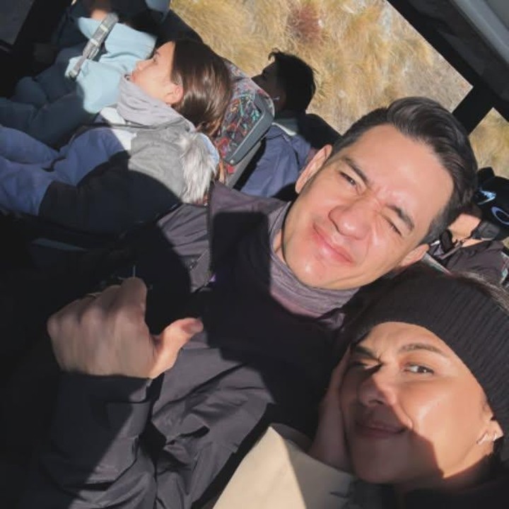 <p>Nana Mirdad dan Andrew White dikenal sebagai pasangan selebritas yang harmonis sejak lama. Kini, mereka tengah menikmati masa-masa mendampingi dua anak remajanya, Jason dan Sarah saat liburan ke Pulau Selatan, Selandia Baru. Dan kali ini, mereka menjajal serunya main ski! "Banyak <em>moment</em> foto2 ini dimana anak2 remajaku harus dipaksa dulu buat ikut jalan2. Namun jadi orang tua kadang kita harus keras kepala and ngotot juga. Ujung2nya toh mereka senang, maminya senang, semua senang,” tulisnya. (Foto: Instagram @nanamirdad_)</p>