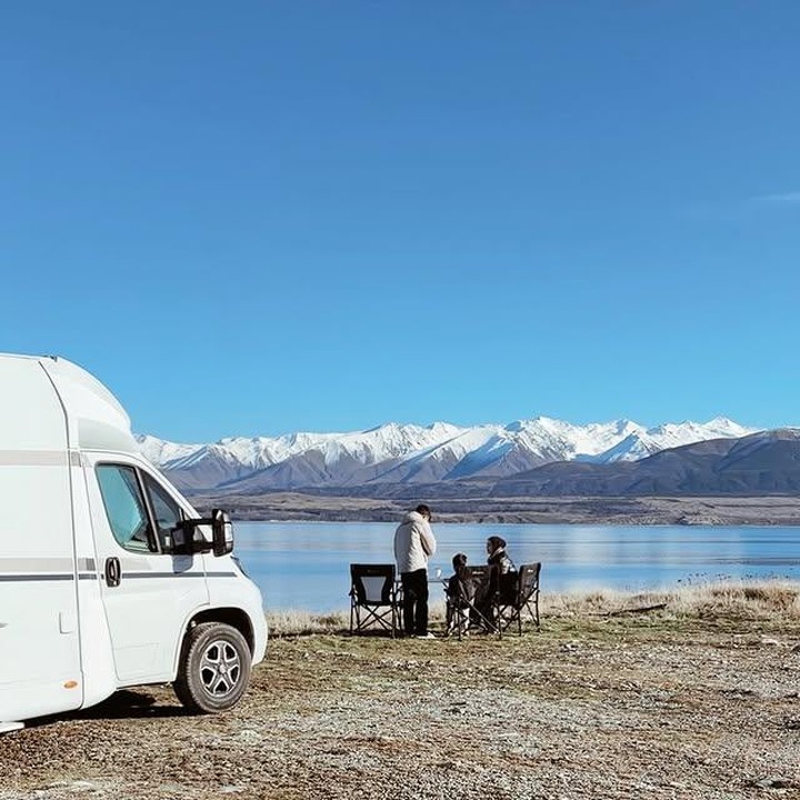 <p>Uniknya, mereka memilih liburan ke Selandia Baru dengan campervan, lho! Bangun tidur langsung disambut pemandangan yang luar biasa indah. “Bangun tidur belum mandiiiiii tapiii udah disuguhin pemandangan yang indah iniiii. MasyaAllah aku luvvv bangettt iniiiii,” tulis Citra. (Foto: Instagram @citraciki)</p>