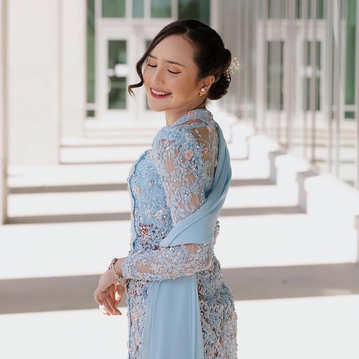 <p>Beby Tsabina juga membagikan beberapa potret saat wisuda pada Mei 2023. Ia terlihat cantik mengenakan kebaya berwarna biru dilengkapi dengan tampilan <em>simple makeup look</em> yang membuatnya tampak menawan.&nbsp;(Foto: Instagram@bebytsabina)</p>