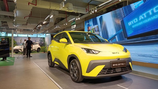 BYD Umumkan Harga Mobil Listrik Atto 1 Mulai Rp195 Juta Harga BYD Atto 1 bersaing langsung dengan Wuling Air EV, Seres E1 dan Vinfast VF3.
