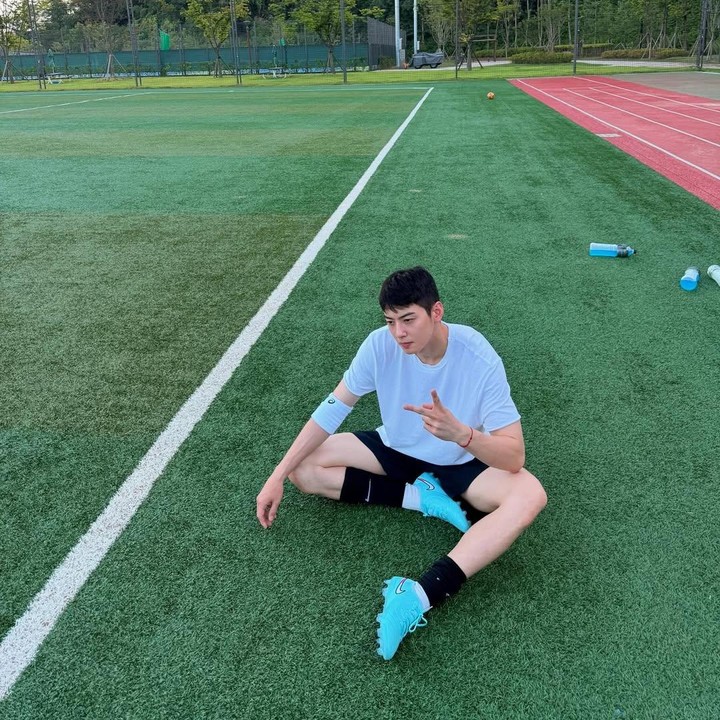 <p>Dilansir dari laman<em> Soompi,</em> agensi Eun Woo, Fantagio, mengeluakan pernyataan bahwa sang idol akan menjalani wamil.&nbsp; &ldquo;Cha Eun Woo mendaftar untuk bergabung dengan Band Militer Angkatan Darat dan menerima pemberitahuan penerimaan akhir dari Administrasi Tenaga Kerja Militer hari ini. Ia akan memasuki pusat pelatihan pada 28 Juli dan menjalani pelatihan dasar militer sebelum menjalankan tugasnya di Band Militer Angkatan Darat.&rdquo;&nbsp;(Foto: Instagram@eunwo.o_c)</p>