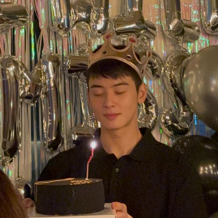 <p>Tak sedikit dari mereka yang memuji sekaligus memberikan semangat untuk sang idol. &ldquo;Kesayangan, tetap paripurna persiapan wamil,&rdquo; tulis akun <em>@zainab_rahm****.</em> &ldquo;Berjuang Eunwoo!! Kami akan menunggumu sampai hari terakhir,&rdquo; tulis akun <em>@geenros****.</em> &ldquo;Tampan selamanya. Tentu saja kami mencintaimu dan akan merindukanmu,&rdquo; tulis akun <em>@day.pa****.&nbsp;</em>(Foto: Instagram@eunwo.o_c)</p>
