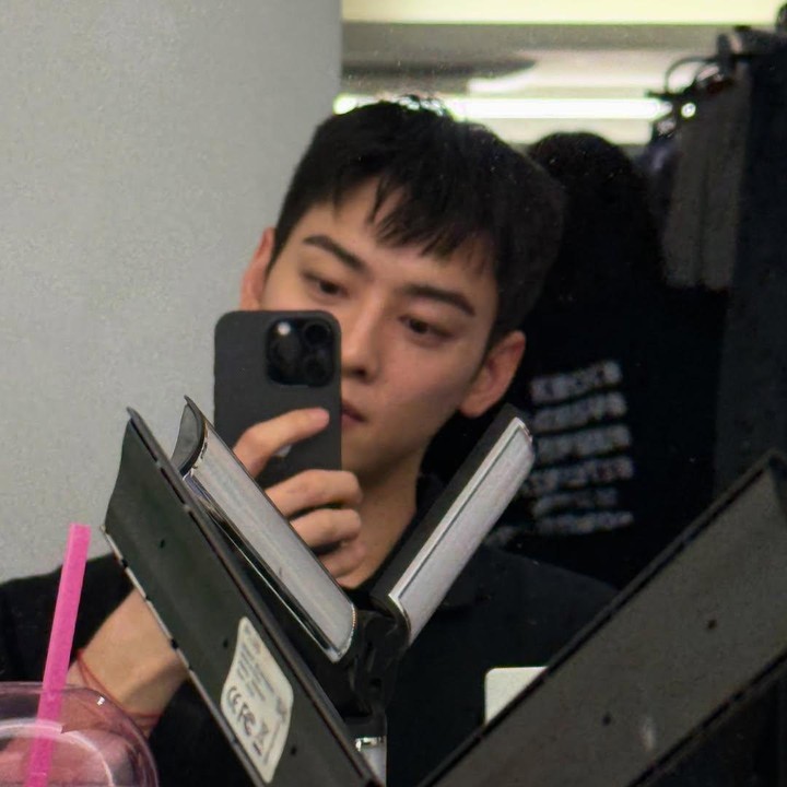 <p>Dilansir dari laman <em>Koreaboo,</em> Eun Woo belum lama mengunggah beberapa foto di Instagram pribadi, yang menunjukkan proses pemotongan rambut secara bertahap untuk pendaftaran militernya.&nbsp;(Foto: Instagram@eunwo.o_c)</p>