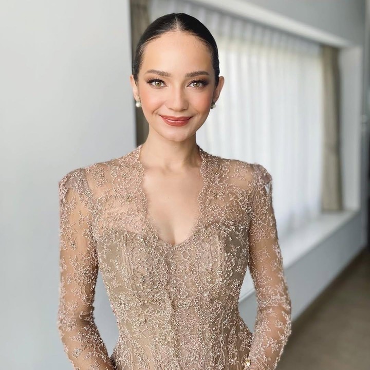 <p>Sejumlah figur publik tentunya tak ingin melewatkan momen spesial di hari kelulusannya dengan mengabadikan beberapa foto. Salah satunya adalah memperlihatkan tampilan <em>makeup</em> yang menawan. Hal ini juga dilakukan oleh Enzy Storia ketika wisuda S1 pada November 2023. Dengan mengenakan kebaya berwarna cokelat susu, Enzy memilih <em>natural makeup look</em> yang membuatnya terlihat sederhana, tetapi tetap elegan. (Foto: Instagram@enzystoria)</p>