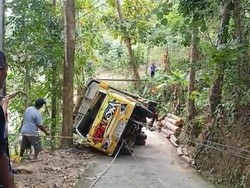 Tak Kuat Nanjak, Truk Muatan Kayu Terguling di Perbukitan Menoreh Kulon Progo