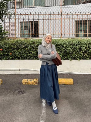 Get The Look: Inspirasi Outfit Casual Chic ke Kantor ala Meirani Amalia