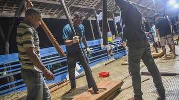 FOTO: Harmoni Alu dan Lesung dalam Pembuatan Kue Beham Khas Kaltim