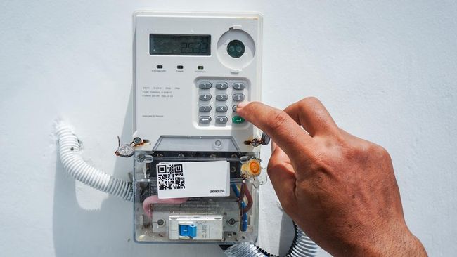 Pengisian token Rp100 ribu kerap menjadi pilihan, khususnya para pemilik rumah. Lalu, kalau beli token listrik Rp100 ribu bisa dapat berapa kWh?