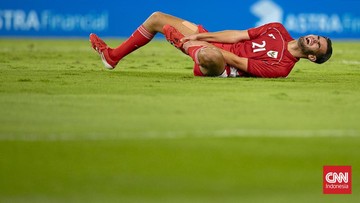 Berita Panas dari Dunia Sport CNN : Jens Raven Tergeletak, Terpincang, hingga Digendong Menuju Bus Disorot