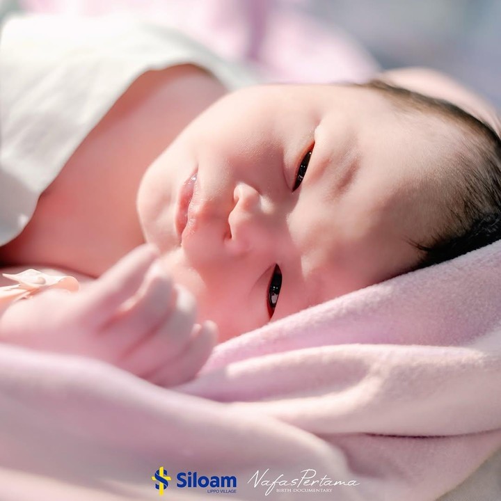 <p>Danang membagikan kabar bahagia kelahiran sang putri di Instagram. Selama proses persalinan, Danang selalu mendampingi sang istri. Rona bahagia terlihat di wajah pria 34 tahun ini saat pertama kali bertemu putrinya. "<em>ALHAMDULILLAH</em>, berkat doa banyak orang. Allah menghadiahkan kami seorang Putri Cantik yang lahir tepat pukul 08.07 Wib di @siloam.lippovillage Dengan berat 3.6 KG, panjang 52 cm," tulis Danang. (Foto: Instagram @danang_official91)</p>