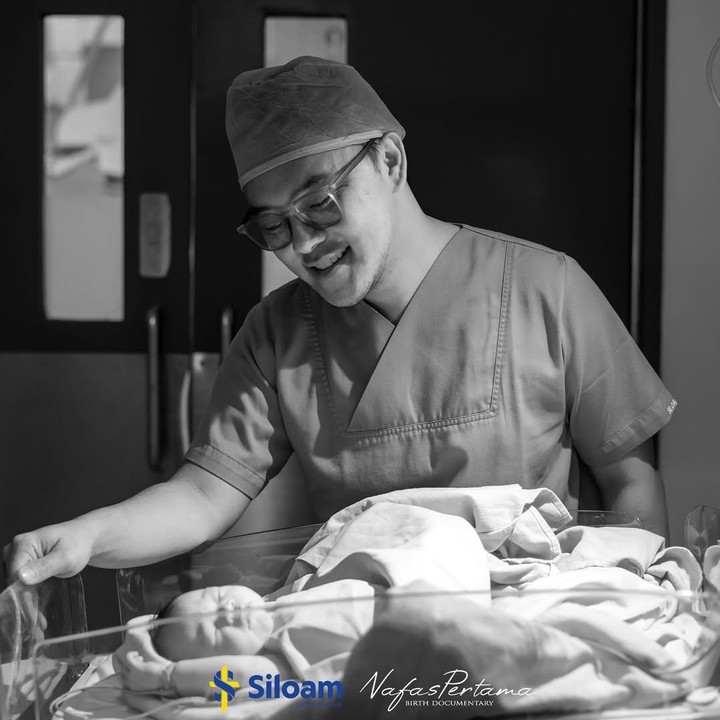<p>Hingga berita ini tayang, Danang belum mengungkap nama anak pertamanya ke publik. Meski begitu, Danang tampak sangat bahagia bisa dikaruniai seorang anak setelah hampir empat tahun menikah. Dalam unggahannya, ia tak lupa mengucap syukur dan terima kasih kepada sang istri dan orang-orang yang sudah memberikan dukungan terkait proses persalinan anak pertamanya. "Bersyukur istriku hebat istriku kuat. Terimaksih semua keluarga dan sahabat yang memberikan support dan doa unt kami," ujarnya. (Foto: Instagram @danang_official91)</p>