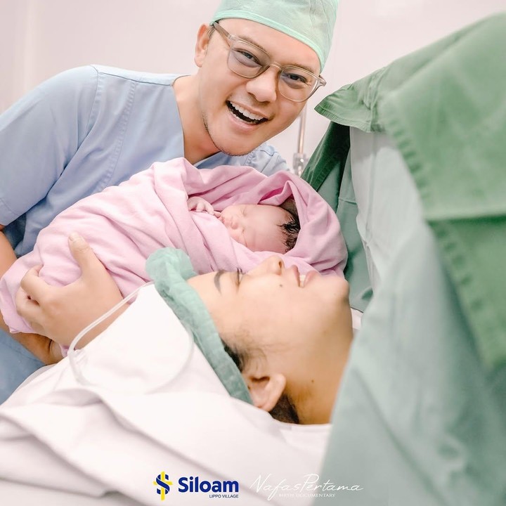 <p>Hemas Nura melahirkan melalui operasi caesar lantaran bukaan persalinan tidak kunjung mengalami perkembangan dan posisi bayinya tiba-tiba berubah. "Sejak bukaan 2 <em>stuck</em> selama berjam-jam, dan saat bukaan 3 kembali <em>stuck</em> sehingga dikakukan induksi, namun saat bukaan 4 kembali dilakukan pantauan USG posisi bayi tiba-tiba berputar (OPP) padahal sebelumnya sudah<em> on position</em>. Hal ini dirasa tidak optimal dan terdapat pertimbangan lain salah satunya perjuangan kami untuk mendapatkan kehamilan yg cukup lama dokter Obgyn kami @agusheriyanto_spog segera diambil tindakan operasi caesar," ungkap Danang. (Foto: Instagram @danang_official91)</p>