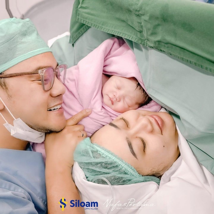 <p>Kabar bahagia datang dari keluarga penyanyi dangdut Danang DA. Istri Danang, Hemas Nura, baru saja melahirkan anak pertama berjenis kelamin perempuan, Bunda. Hemas Nura melahirkan pada Selasa (22/7/25), pukul 08.07 di Siloam Hospitals Lippo Village. (Foto: Instagram @danang_official91)</p>