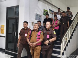 Kades-Ketua BPD Entalsewu Ditahan Kejari Sidoarjo Diduga Korupsi Rp 3,6 M