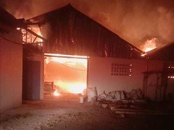Kebakaran Pabrik Briket di Cirebon, Warga: Kejadiannya Cepat Banget