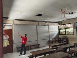 SD Peninggalan Zaman Belanda di Tabanan Rusak, Atap Bocor-Plafon Jebol