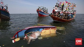 FOTO: Doa dan Harapan Warga Pesisir Jakarta dalam Ritual Nadran