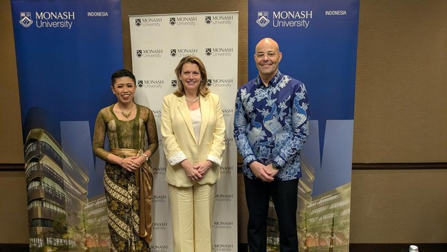 Monash University Indonesia berkomitmen meningkatkan kualitas pendidikan tinggi melalui kolaborasi dengan universitas lokal dan inovasi.