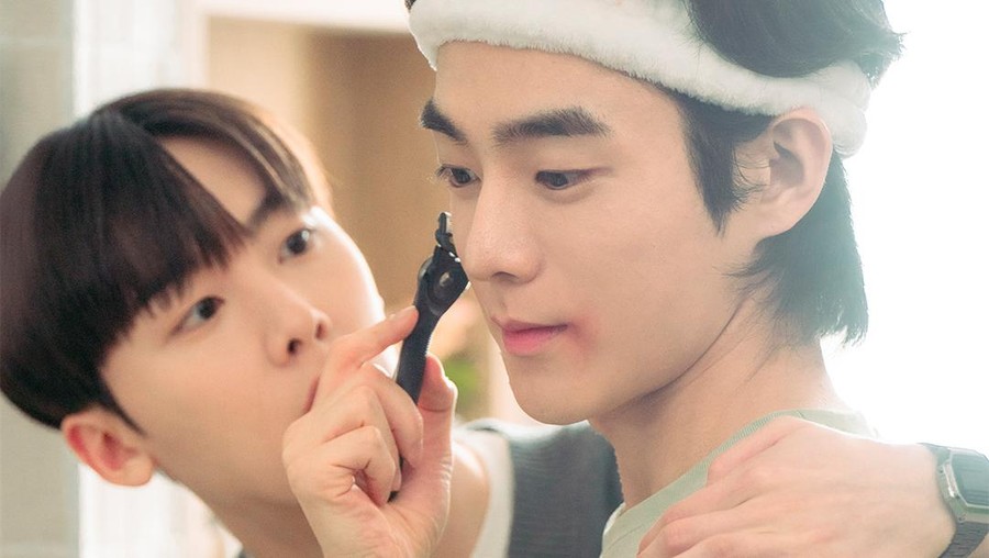 My Girlfriend Is The Man! Adegan Yoon San Ha Bantu Yoo Jung Hoo Bercukur di Drama Korea My Girlfriend Is The Man!