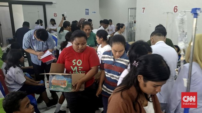 Ratusan siswa SMP Negeri 8 Kupang NTT keracunan setelah mengonsumsi makanan bergizi gratis (MBG). UGD rumah sakit membludak.
