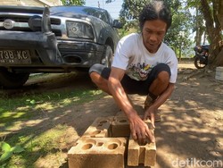 Warga Kulon Progo Cuan Bikin Bata Interlock dari Limbah Minyak Asiri