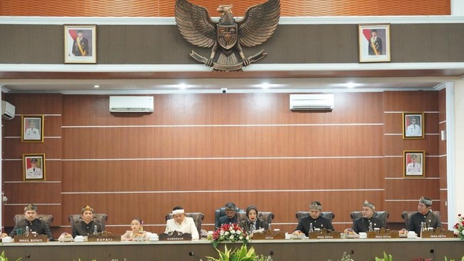 DPRD Purwakarta menggelar rapat paripurna istimewa untuk peringatan Hari Jadi ke-194, perkuat semangat gotong royong dalam pembangunan daerah.