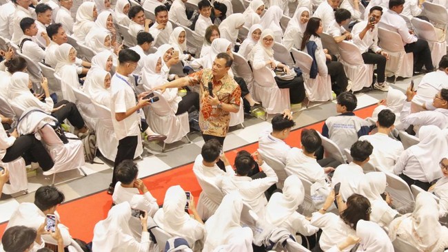 Ahmad Luthfi Lepas 1.910 Mahasiswa KKN untuk Verifikasi Data RTLH Gubernur Jateng Ahmad Luthfi melepas 1.910 mahasiswa UMK untuk KKN tematik di 132 desa, fokus verifikasi data RTLH dan keluarga miskin.