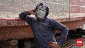 FOTO: Para Pencari Cuan di Bengkel Kapal Jakarta Utara