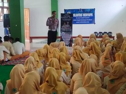 Polantas Mojokerto Edukasi Santri Tanamkan Budaya Tertib Lalin