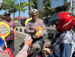 Polres Purbalingga Bagikan Minyak Goreng untuk Pengendara Tertib