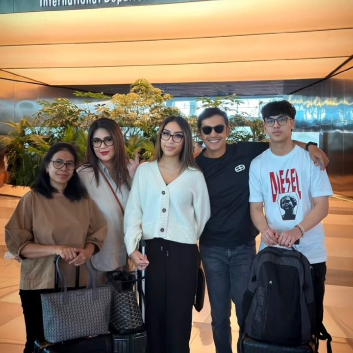<p>Aktor sekaligus presenter Gunawan Sudrajat kembali jadi sorotan, bukan karena perannya di layar kaca, melainkan momen haru saat melepas kedua anaknya kembali ke Australia. Bersama sang istri, Sybilla Ernova Hartoto Hardikusumo, Gunawan tampak mendampingi kedua anaknya yang kini tengah menempuh pendidikan tinggi di 'Negeri Kanguru'. (Foto: Instagram @gunawan_sudrajat_real)</p>