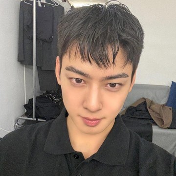Siap Berangkat Wajib Militer, Cha Eun Woo Bagikan Foto Saat Memangkas Rambut