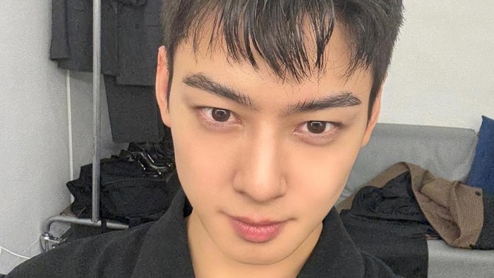 Siap Berangkat Wajib Militer, Cha Eun Woo Bagikan Foto Saat Memangkas Rambut