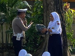 Polres Pasuruan Kota Edukasi Keselamatan Berkendara-Bagi Helm ke Siswa