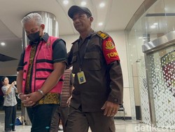 Penampakan 8 Tersangka Kasus Korupsi Kredit Bank ke Sritex Berbaju Tahanan