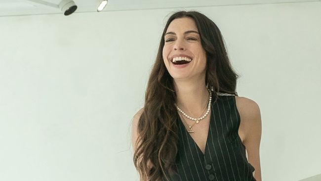 Anne Hathaway membagikan potret Andy Sachs, karakter ikonis yang dia perankan kembali dalam The Devil Wears Prada 2.