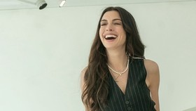 Anne Hathaway Pamer Potret Andy Sachs di The Devil Wears Prada 2