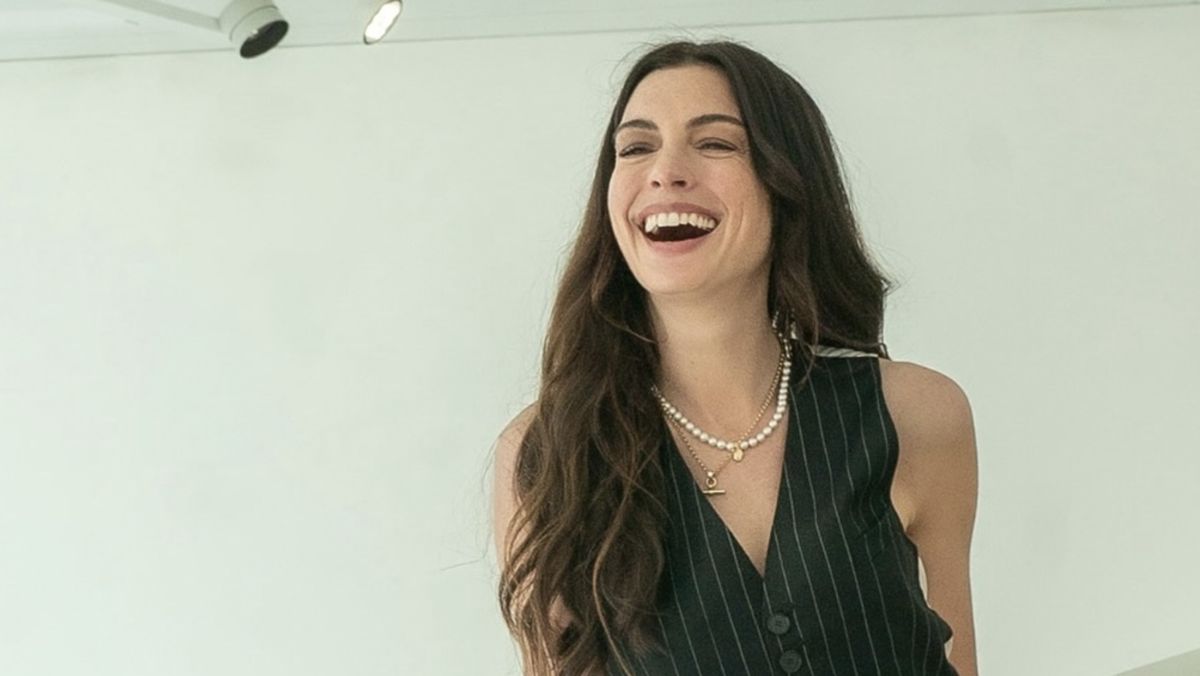 Anne Hathaway Pamer Potret Andy Sachs di The Devil Wears Prada 2