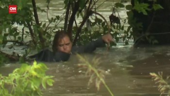 VIDEO: Momen Wanita Pegangan Pohon Hindari Hanyut Terbawa Banjir di AS