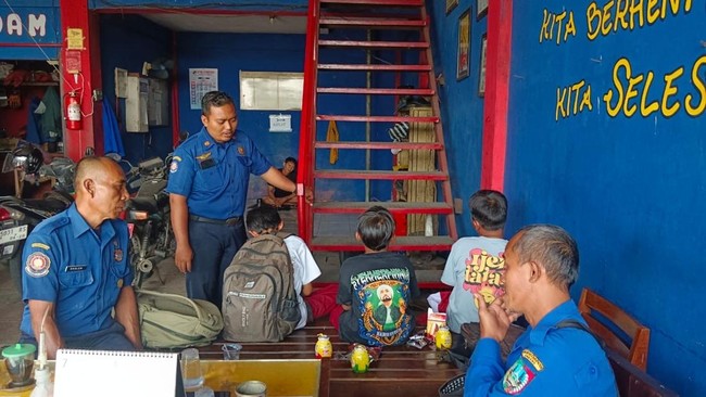 Tiga Santri Jombang Kabur Imbas di-Bully Senior, Dilindungi Damkar Tiga santri di Jombang kabur dari pesantren akibat perundungan, mereka mendapatkan perlindungan dari petugas damkar setelah dilaporkan warga.