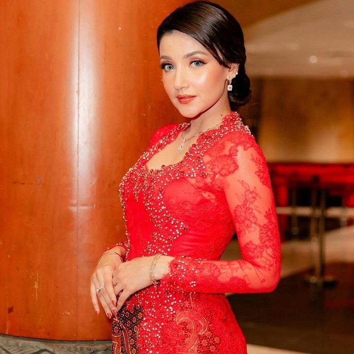 <p>Tsania Marwa tampil menawan saat menghadiri acara wisuda S2-nya pada November 2024. Ia terlihat memilih tampilan <em>makeup</em> nuansa warna merah sama dengan warna kebaya yang dikenakannya, mulai dari <em>lipstick</em>, <em>eyeshadow,</em> hingga <em>blush on</em>.&nbsp;&nbsp;(Foto: Instagram@tsaniamarwa54)</p>