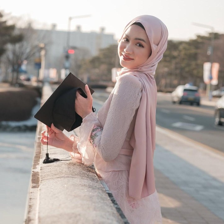 <p>Xaviera Putri COC juga sempat membagikan tutorial <em>makeup</em> wisudanya melalui sebuah video yang diunggah di TikTok. Pada <em>postingan</em> tersebut, Xaviera mengatakan memilih tampilan <em>makeup</em> sesuai dengan <em>personal color</em>-nya, yakni <em>warm spring.</em> Terlihat cantik, bukan, Bunda? (Foto: Instagram@xavieraaputri)</p>