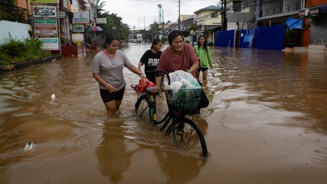 Sebanyak dua anggota kabinet Presiden Filipina Ferdinand Marcos Jr atau Bongbong mengundurkan diri buntut skandal korupsi proyek pengendalian banjir.