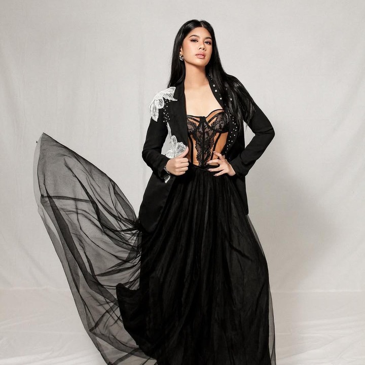<p>Ia bahkan bergabung dengan kelas <em>modelling</em> bernama ARTIKAWHULANDARY BEAUTY CAMP yang dipelopori oleh Artika Sari Devi dan Whulandary. Hal tersebut diketahui melalui beberapa foto terbaru yang diunggah di akun Instagram kelas <em>modelling</em> itu. &ldquo;<em>The charismatic Aira,</em>&rdquo; tulisnya, dikutip dari laman Instagram <em>@artikawhulandary,</em> Rabu (23/7/2025). (Foto: Instagram@artikawhulandary)</p>