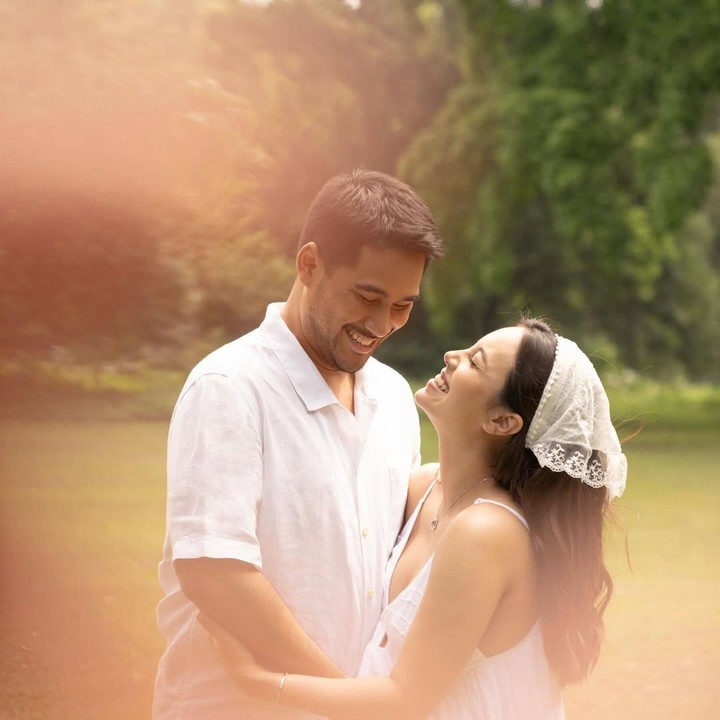<p>Dalam <em>maternity shoot</em> ini, Anggika juga mengabadikan momen bersama suaminya Omar Armandiego Soeharto. Keduanya mengusung tema<em> nature vibes</em> dan <em>outdoor</em> untuk <em>maternity shoot</em> ini. Suami Anggika juga terlihat mengenakan baju bernuansa warna putih yang senada dengan sang istri. (Foto: Instagram @anggikabolsterli)</p>