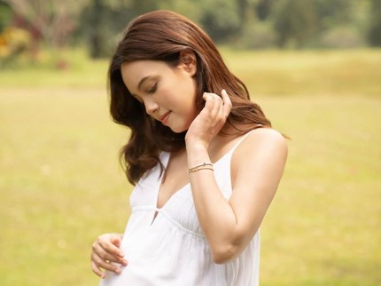 Anggika Bolsterli Tampil Mesra dengan Suami di Maternity Shoot Jelang Persalinan, Intip Potretnya