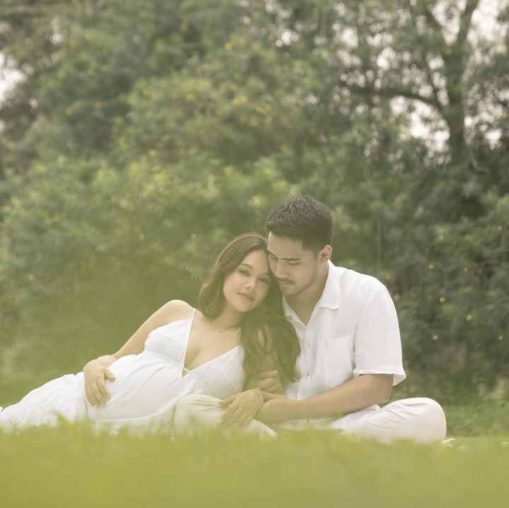 <p>Anggika dan Omar juga tampak pamer kemesraan di<em> maternity shoot</em> kehamilan pertama ini, Bunda. Keduanya terlihat begitu bahagia karena sebentar lagi bisa bertemu dengan anak pertama mereka. (Foto: Instagram @anggikabolsterli)</p>