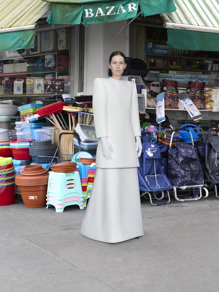 Koleksi couture teranyar Balenciaga berawal dari pengamatan terhadap cara berpakaian para borjuis. Tailoring kemudian dipadukan dengan elemen lain, seperti konstruksu gaya Medici atau siluet garis leher ala Nosferatu/ Foto: Dok. Balenciaga/TBULLER