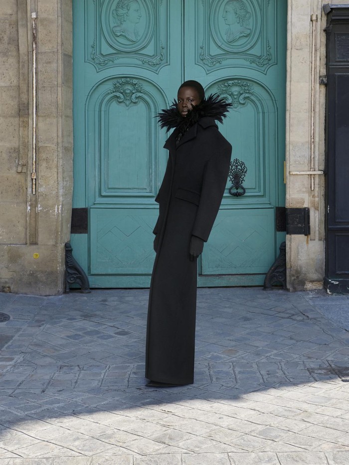 Menonjolkan sisi kontruksi dan siluet dramatis, Demna Gvasalia tetap berpegang teguh pada minimalisme untuk mendapatkan kesan ringan dan nyaman/ Foto: Dok. Balenciaga/TBULLER